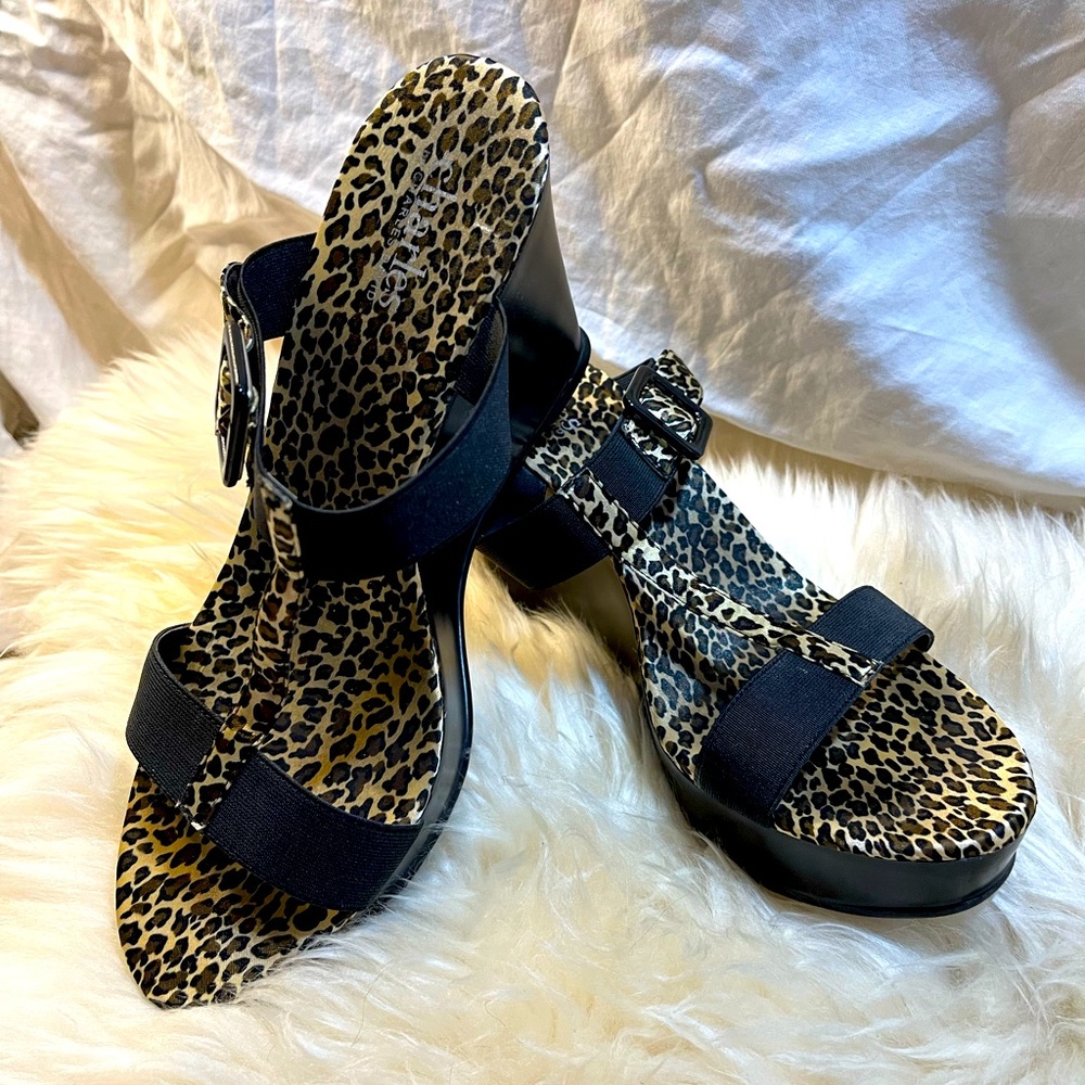 CHARLES by Charles David t-strap platform wedge sandals size 10. Black/leopard